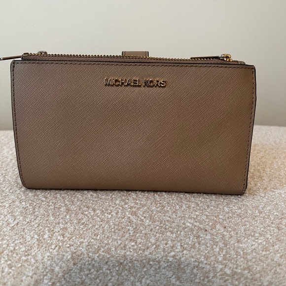 Michael Kors Wallet - Picture 1 of 8